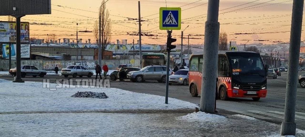 ДТП Харьков: В сеть слили момент столкновения двух легковушек на перекрестке проспектов Ландау и Юбилейного
